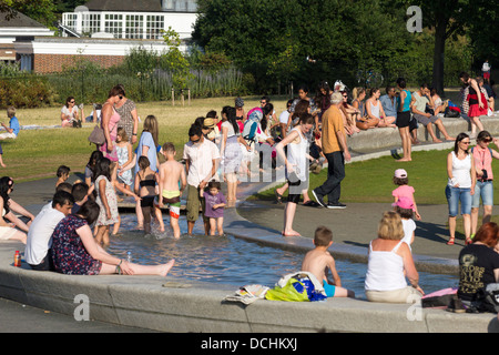 Princess Diana Memorial Fountain lors de canicule - Hyde Park - Londres Banque D'Images