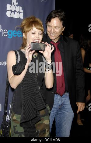 Los Angeles, CA. Août 18, 2013. Eden avril, Richard Hatch à arrivés pour la 1re Conférence annuelle de remise des prix, le Avalon Geekie dans Hollywood, Los Angeles, CA, 18 août 2013. © Michael Germana/Everett Collection/Alamy Live News Banque D'Images