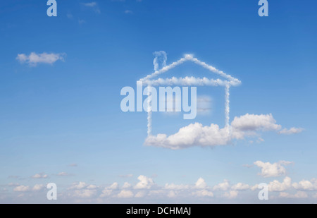 Chambre des nuages dans les rêves d'un fond de ciel bleu. Banque D'Images
