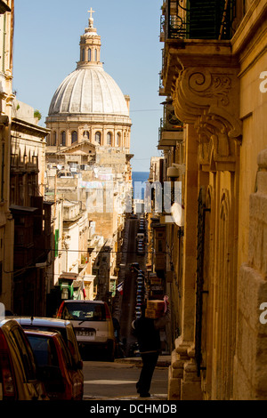 Rue avec vue sur la Cathédrale St Paul à La Valette, Malte. Banque D'Images