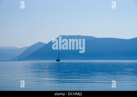 Location de l'île de Meganisi avec les montagnes de la Grèce continentale et l'île de Kalamos dans la distance, îles Ioniennes, Grèce. Banque D'Images