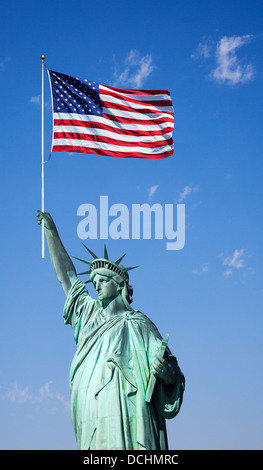 Statue de la liberté tenant le drapeau Américain , New York, USA Banque D'Images