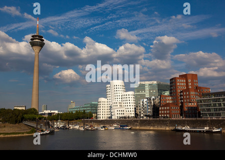 Le 'Dancing Bâtiments" par Frank O Gehry Medienhafen à avec la Rheinturm tour à dos, Düsseldorf Banque D'Images