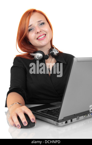 Portrait of happy smiling young dans l'opérateur de téléphone de l'ordinateur portable avec casque, isolé sur fond blanc Banque D'Images