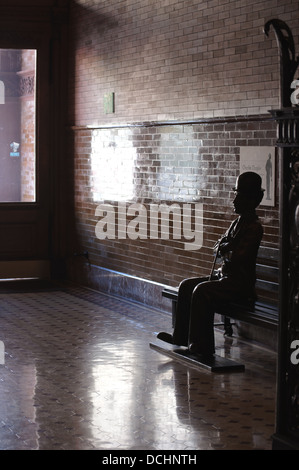 Silhouette de Charlie Chaplin dans la sculpture Bradbury Building dans le centre-ville de Los Angeles Banque D'Images