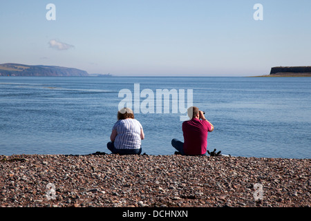 Dolphin watchers regardant la mer à Chanonry Point, les touristes à regarder les dauphins de Moray Firth, Cromarty, Black Isle, Ecosse, Royaume-Uni Banque D'Images