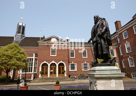 Statue de Francis Bacon en face de Grays Inn hall London England UK Banque D'Images