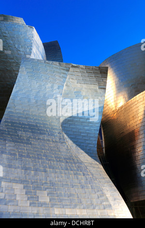 Libre Vue extérieure du Musée Guggenheim de Bilbao, Espagne Banque D'Images