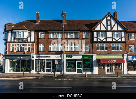 Défilé des boutiques de High Street village and Banstead, sur une paisible dimanche matin à Surrey, Angleterre, Royaume-Uni. Banque D'Images