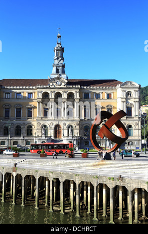 Hôtel de ville et grande sculpture de métal rouillé nommé "Ovoide de variante de la Desocupacion» à Bilbao, Espagne du nord Banque D'Images