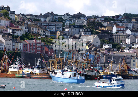 Port de Brixham Devon à la réunion pacifique sous un ciel d'été bleu. Banque D'Images