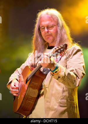 Chris Leslie, chanteur, joueur de mandoline et de violon de Fairport Convention sur la scène du Festival Cropredy Black en 2013 Banque D'Images