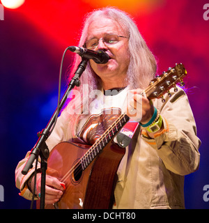 Chris Leslie, chanteur, joueur de mandoline et de violon de Fairport Convention sur la scène du Festival Cropredy Black en 2013 Banque D'Images