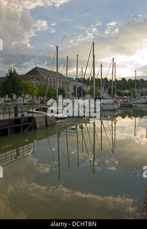 Mortagne Sur Gironde en Charente Maritime est un port très animé avec une rivière channel lien hors de la rivière l'estuaire de la Gironde. Banque D'Images