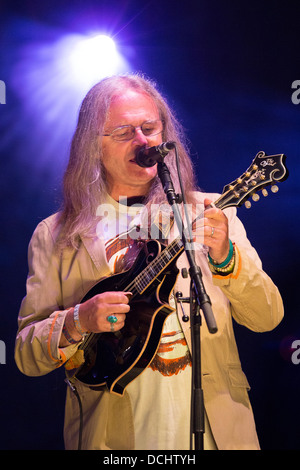 Chris Leslie, chanteur, joueur de mandoline et de violon de Fairport Convention sur la scène du Festival Cropredy Black en 2013 Banque D'Images