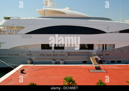 Entrée de super-yacht Prima à Puerto Banus, Marbella. Costa del Sol, Espagne. Banque D'Images