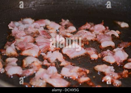 Morceaux de bacon frit dans une casserole Banque D'Images