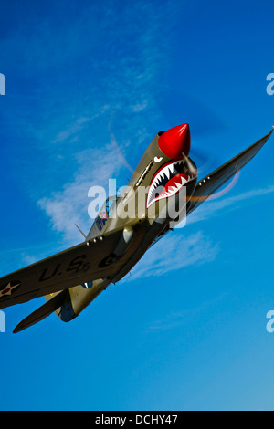 Un Curtiss P-40E Warhawk en vol près de Chino, en Californie. Banque D'Images