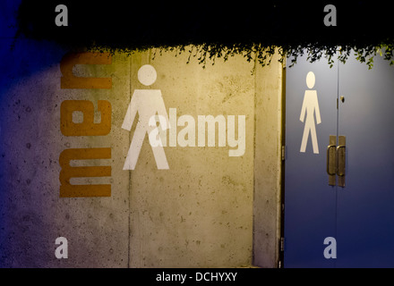 Panneau extérieur pour les toilettes publiques pour hommes / toilettes à Kitsilano Beach à Vancouver, Canada. Vu dans la soirée. Banque D'Images