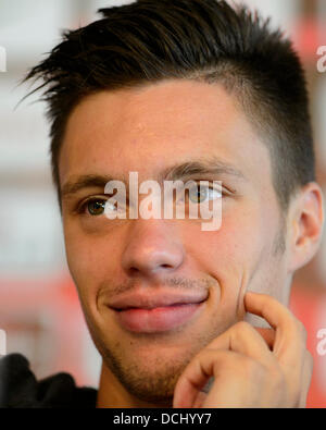 Prague, République tchèque. Août 18, 2013. Joueur tchèque de l'AC Sparta Prague Vaclav Kadlec a rejoint l'Eintracht Francfort. Vaclav Kadlec prend la parole lors d'une conférence de presse à Prague, en République tchèque, le 18 août 2013. © Michal Kamaryt/CTK Photo/Alamy Live News Banque D'Images