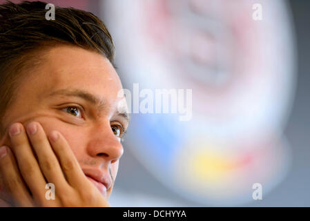 Prague, République tchèque. Août 18, 2013. Joueur tchèque de l'AC Sparta Prague Vaclav Kadlec a rejoint l'Eintracht Francfort. Vaclav Kadlec prend la parole lors d'une conférence de presse à Prague, en République tchèque, le 18 août 2013. © Michal Kamaryt/CTK Photo/Alamy Live News Banque D'Images