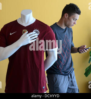 Prague, République tchèque. Août 18, 2013. Joueur tchèque de l'AC Sparta Prague Vaclav Kadlec a rejoint l'Eintracht Francfort. Vaclav Kadlec prend la parole lors d'une conférence de presse à Prague, en République tchèque, le 18 août 2013. © Michal Kamaryt/CTK Photo/Alamy Live News Banque D'Images