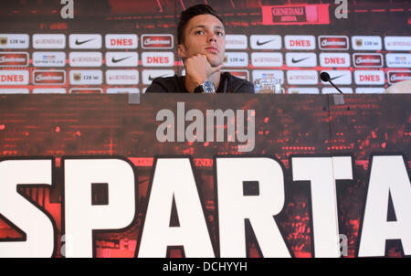 Prague, République tchèque. Août 18, 2013. Joueur tchèque de l'AC Sparta Prague Vaclav Kadlec a rejoint l'Eintracht Francfort. Vaclav Kadlec prend la parole lors d'une conférence de presse à Prague, en République tchèque, le 18 août 2013. © Michal Kamaryt/CTK Photo/Alamy Live News Banque D'Images