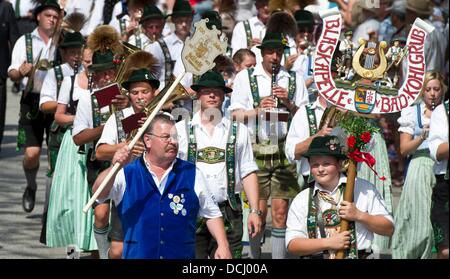 Feuchtwangen, Allemagne. Août 18, 2013. Les musiciens de la fanfare Bad Kohlgrub à pied dans un défilé au cours de la réunion de l'association des patriotes des royalistes à l'occasion des 700 ans anniversaire de la "bataille de Feuchtwangen' dans Feuchtwangen, Allemagne, 18 août 2013. Le 9 novembre 1313, troupes de la maison de Wittelsbach ont lutté contre les Habsbourg dans l'une des dernières grandes batailles de chevaliers. Photo : Lukas BARTH/dpa/Alamy Live News Banque D'Images