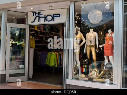 'La boutique' l'un des nombreux petits magasins à South Beach, Miami, qui présentent la mode flashy avec beaucoup de bling et couleurs métalliques. Banque D'Images