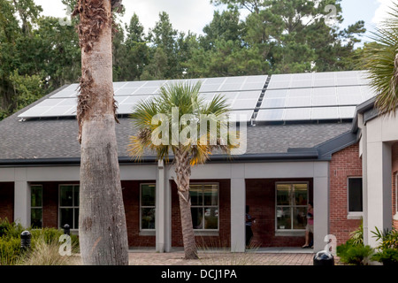 Des panneaux solaires sur le toit de la bibliothèque de la direction générale de Millhopper Alachua Comté de Gainesville, Floride. Banque D'Images