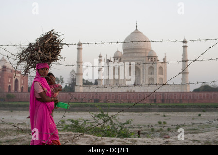 Femme et enfant des fils barbelés et mausolée en marbre blanc du Taj Mahal - Agra (Inde), site du patrimoine mondial de l'UNESCO Banque D'Images