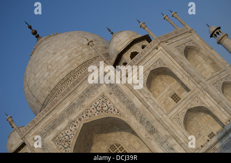 Mausolée en marbre blanc du Taj Mahal - Agra (Inde), site du patrimoine mondial de l'UNESCO Banque D'Images