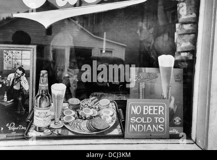 Pas de bière vendus aux Indiens - Ouvrir une fenêtre de taverne, Sisseton, Dakota du Sud, vers 1939 Banque D'Images