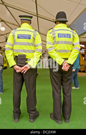 Un policier et un agent de soutien communautaire 'En service' au Hay Festival. Banque D'Images