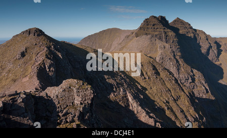 Recherche le long de la crête de la montagne d'un voile de Teallach Liath de Sgurr Fiona, Highlands, Scotland, UK Banque D'Images