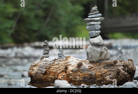 Oberstdorf, Allemagne. Août 18, 2013. Cairns se dresse sur le lit asséché de la rivière Trettach près d'Oberstdorf, Allemagne, 18 août 2013. Les tas de pierres sont en fait érigé comme points de repère, mais ils sont aussi construits pour le plaisir des enfants et des adultes. Photo : Karl-Josef Opim/dpa/Alamy Live News Banque D'Images