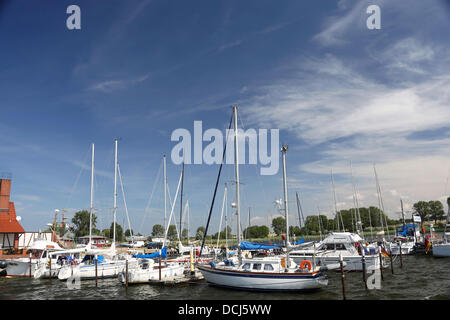 Bateaux à voile se trouvent sur la petite île de Poel, de la mer Baltique dans le port de Kirchdorf, Allemagne, 06 août 2013. L'île, qui a été créé il y a environ 7 000 ans et peuplée depuis l'âge de pierre, fête cette année le 850l'anniversaire de sa première mention documentée. Photo : JENS BUETTNER Banque D'Images