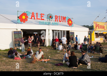 Tente à bière au festival de Glastonbury, Somerset, Angleterre, Royaume-Uni. Banque D'Images