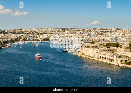 Bateau touristique à travers le port de Marsamxett, Gzira, Malte. Banque D'Images