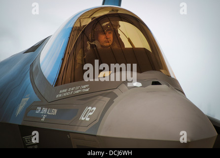 Le lieutenant Cmdr. Chris Tabert, affecté à l'Escadron d'avions de combat interarmées (VFA) 101, s'apprête à voler le premier escadron de F-35 Lightning II C sortie locale. Le F-35C est le transporteur variante du Joint Strike Fighter. VFA 101, basé à la base aérienne d'Eglin, sert de th Banque D'Images