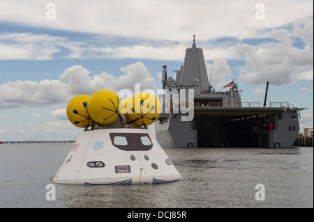 La NORFOLK (Août 15, 2013) Une capsule Orion flotte avant d'être remorqué dans la même plate-forme de la station de transport amphibie USS Banque D'Images