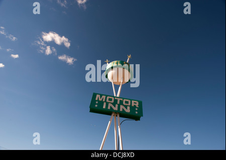 Motel sign against blue sky Banque D'Images