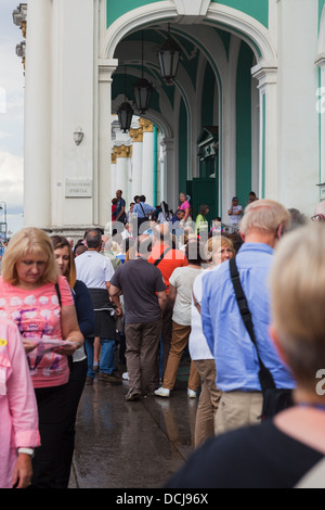 Les files d'attente à l'extérieur de l'Ermitage Saint-Pétersbourg Russie sous la pluie Banque D'Images