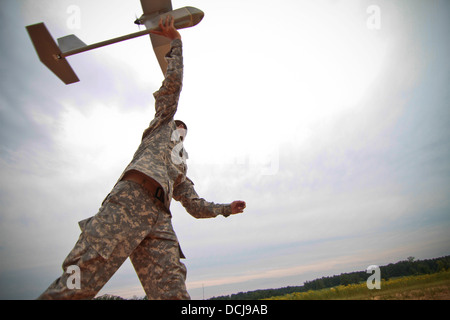 La CPS de l'armée américaine. Anthony Bann du New Jersey Army National Guard, une troupe du 102e régiment de cavalerie, d'infanterie 50e Brigade Combat Team, lance une RQ-11B Raven véhicule aérien à châteaux, Fort Pickett, en Virginie, le 16 août. Le corbeau est id Banque D'Images