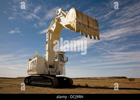 Bucyrus pelle hydraulique Caterpillar digger déménagement en nouvelle position de travail sur un site d'extraction de l'or en Mauritanie, Afrique du Nord-Ouest Banque D'Images