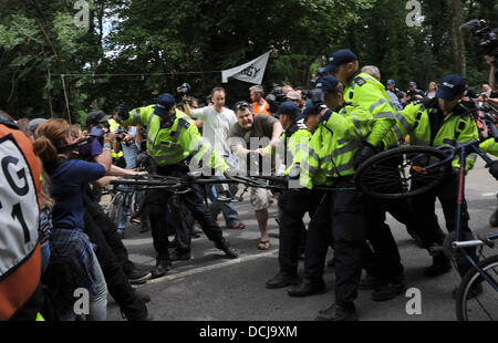 Balcombe West Sussex UK 19 Août 2013 - La Police en conflit avec les manifestants à l'extérieur de la lutte contre la fracturation hydraulique Cuadrilla site de forage à Balcombe West Sussex aujourd'hui © Simon Dack/Alamy Live News Banque D'Images