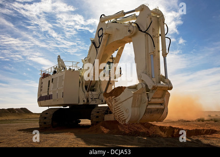 Bucyrus pelle hydraulique Caterpillar digger innover sur un site d'extraction de l'or de surface en Mauritanie, Afrique du Nord-Ouest Banque D'Images