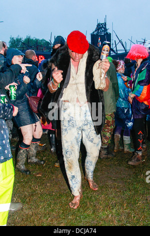 Un homme portant un béret rouge dansant dans l'enfer de Shangri-la , Glastonbury Festival 2013 Banque D'Images