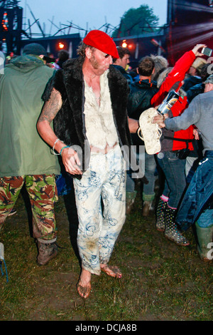 Un homme portant un béret rouge dansant dans l'enfer de Shangri-la , Glastonbury Festival 2013 Banque D'Images