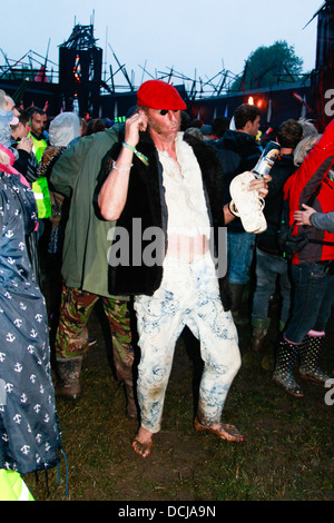 Un homme portant un béret rouge dansant dans l'enfer de Shangri-la , Glastonbury Festival 2013 Banque D'Images